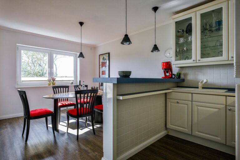 Küche mit Theke in Ferienwohnung Hörnum