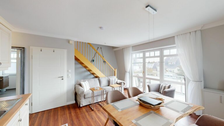 Wohnzimmer mit Treppe in Ferienwohnung Hörnum