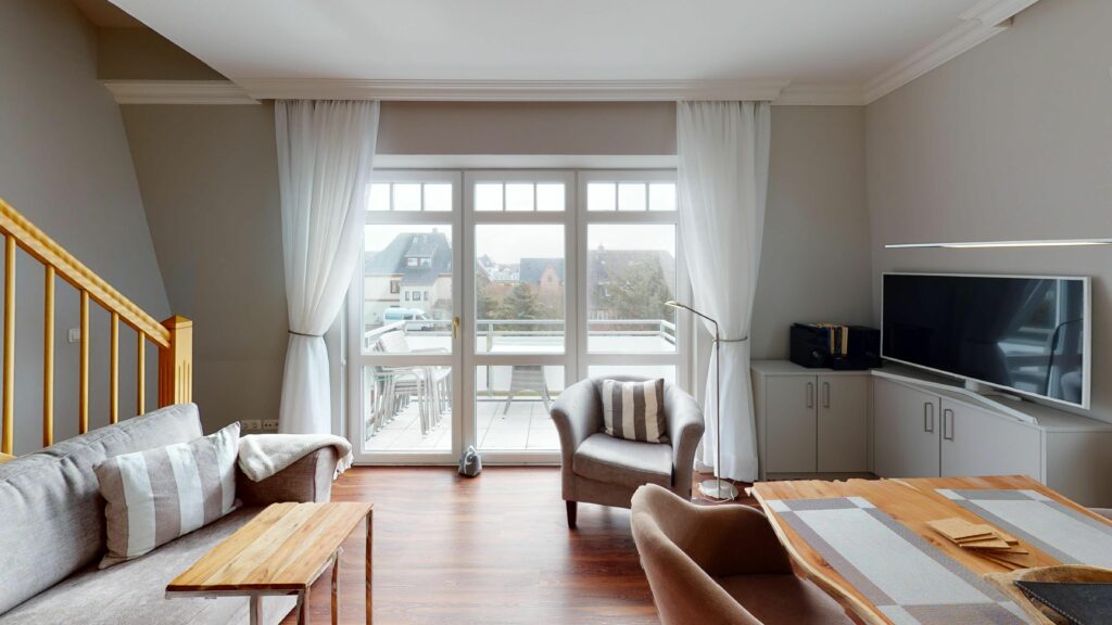 Wohnzimmer mit Balkon in Ferienwohnung Hörnum