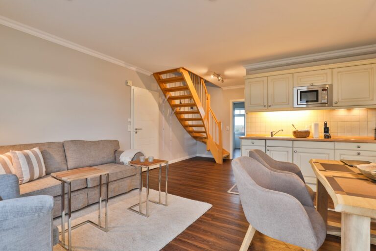 Wohnküche mit Treppe in Ferienwohnung Hörnum