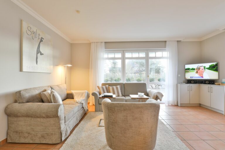 Helles Wohnzimmer mit TV in Ferienwohnung Hörnum