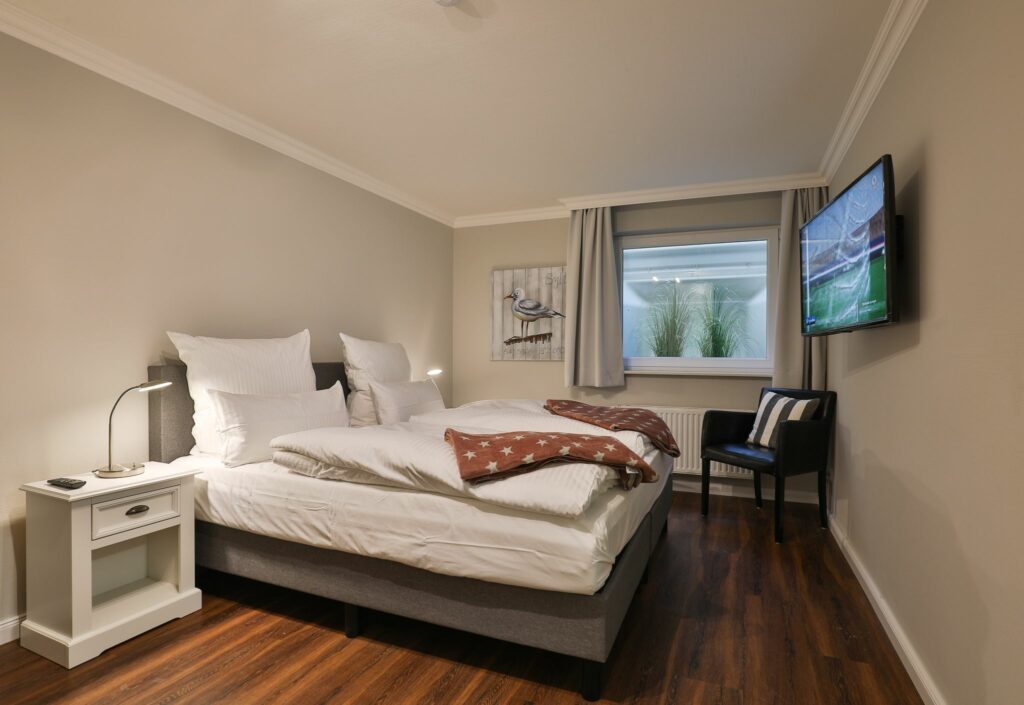 Schlafzimmer mit TV in Ferienwohnung Hörnum