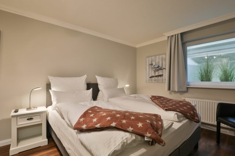 Schlafzimmer mit Doppelbett in Ferienwohnung Hörnum