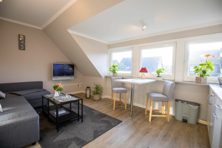 Wohnzimmer mit Schräge in Ferienwohnung Hörnum