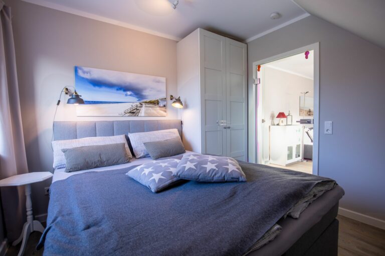 Schlafzimmer mit Doppelbett in Ferienwohnung Hörnum