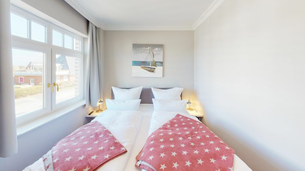 Schlafzimmer mit Doppelbett in Ferienwohnung Hörnum