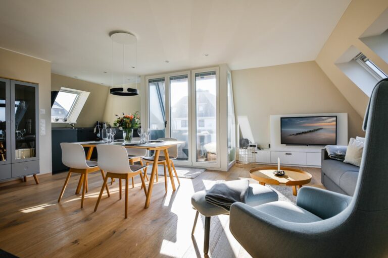 Wohnzimmer mit Esstisch in Ferienwohnung Hörnum