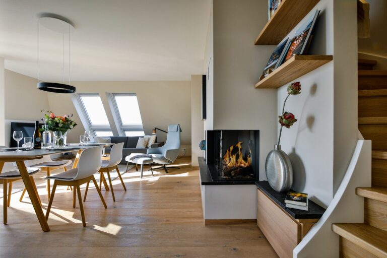 Wohnzimmer mit Kamin in Ferienwohnung Hörnum