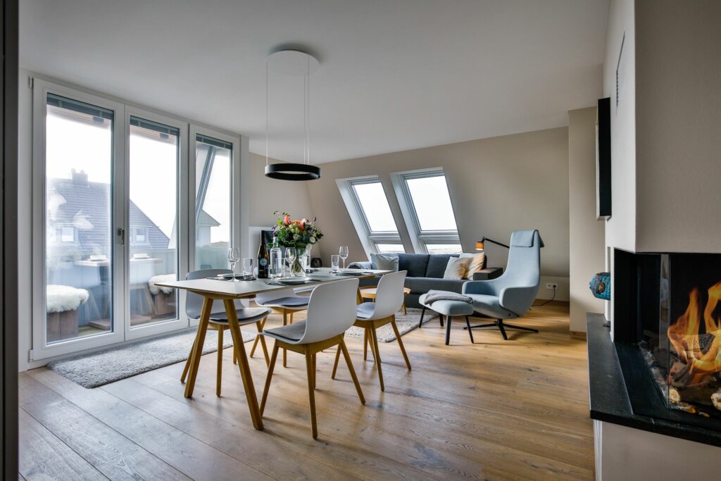 Wohnzimmer mit Balkonzugang in Ferienwohnung Hörnum