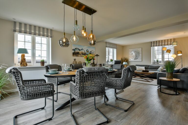 Wohnzimmer mit Esstisch in Ferienwohnung Hörnum