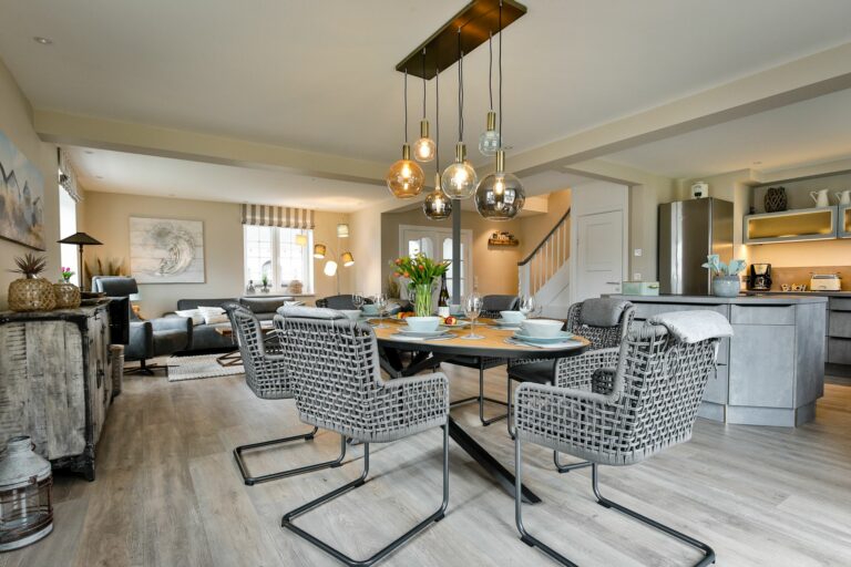 Wohnzimmer mit Esstisch in Ferienwohnung Hörnum