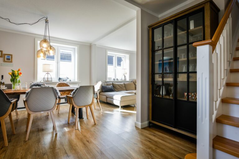 Wohnzimmer mit Esstisch in Ferienwohnung Hörnum