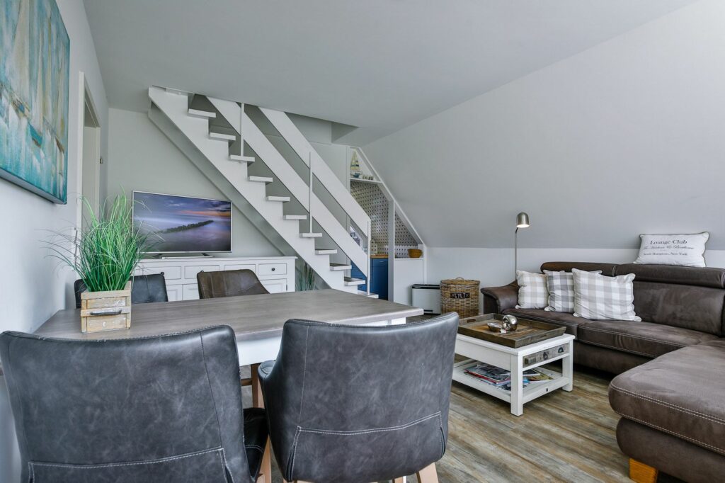 Wohnzimmer mit Treppe in Ferienwohnung Hörnum