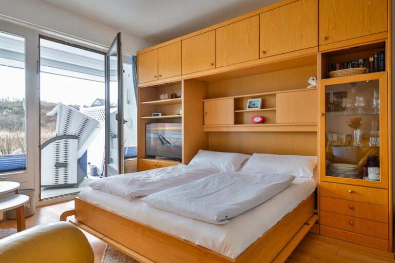 Schlafzimmer mit Terrassenzugang in Ferienwohnung Hörnum