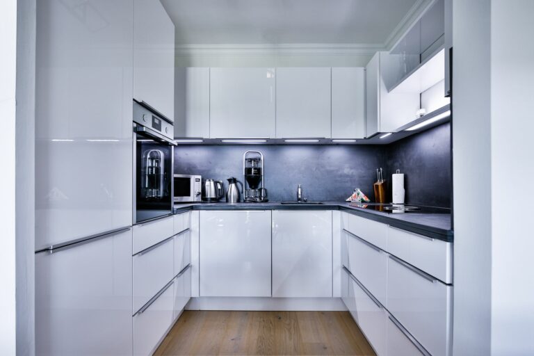 Weiße Küche in Ferienwohnung Hörnum