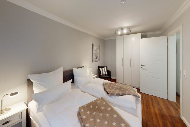 Schlafzimmer mit Doppelbett in Ferienwohnung Hörnum
