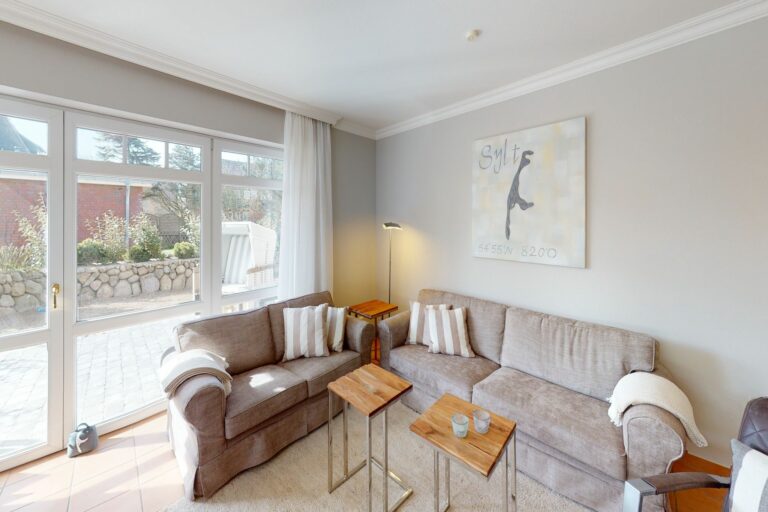 Wohnzimmer mit Terrassenzugang in Ferienwohnung Hörnum