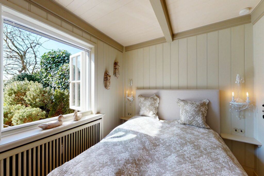 Schlafzimmer mit offenem Fenster in Ferienwohnung Hörnum