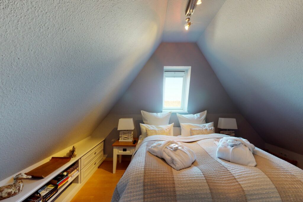 Schlafzimmer in Dachgeschoss in Ferienwohnung Hörnum