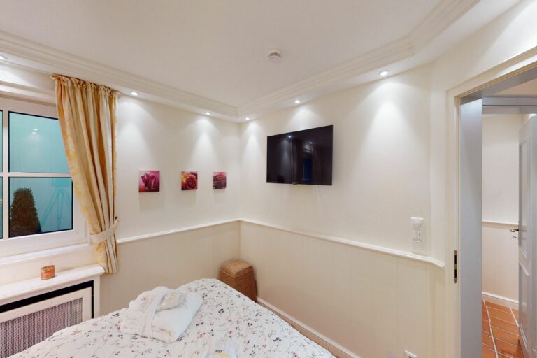 Schlafzimmer mit TV in Ferienwohnung Hörnum