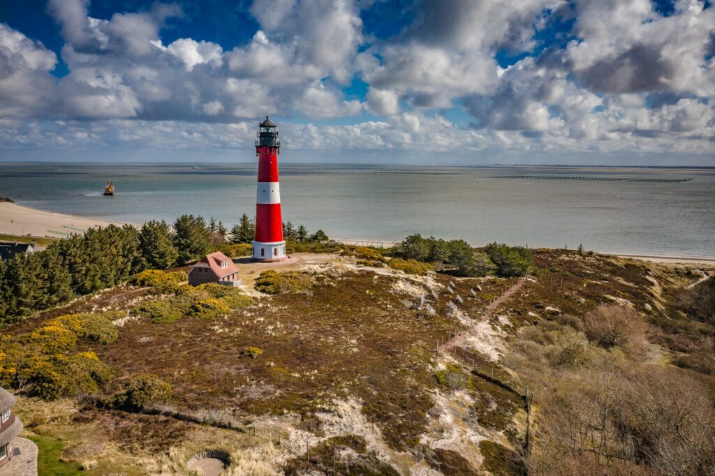 Blick auf rot weißen Leuchtturm