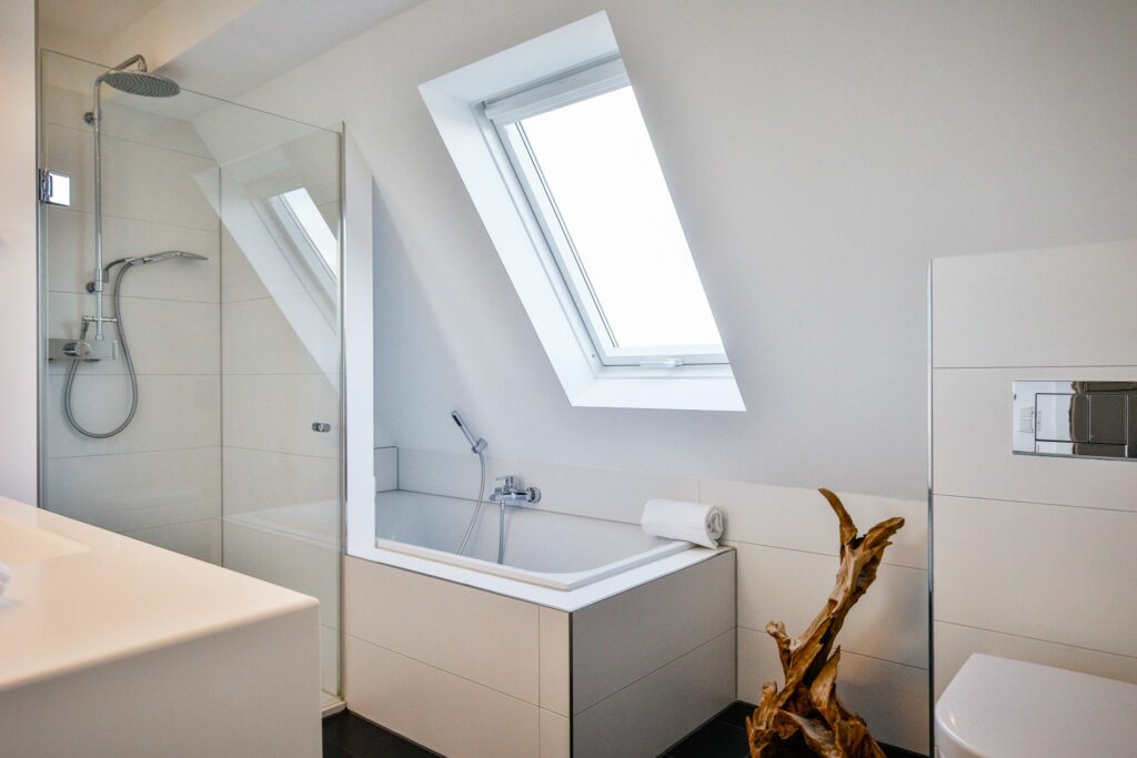 luxuriöses Badezimmer mit Wanne