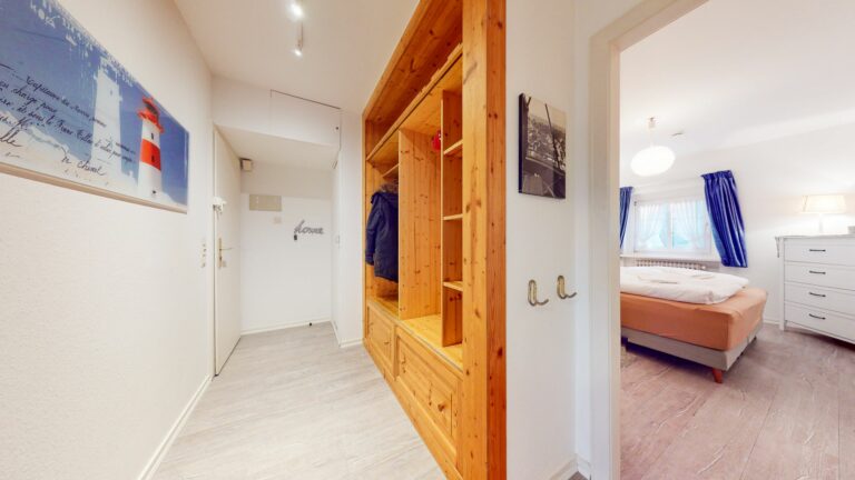 Schlafzimmer und Flur in Ferienwohnung Hörnum
