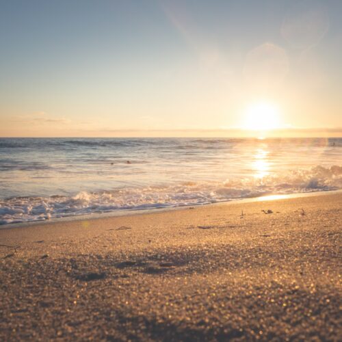Der Strand, das Meer bei Sonnenuntergang