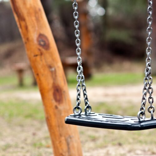 Eine leere Schaukel auf dem Spielplatz auf Sylt.