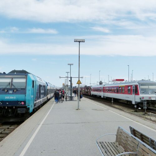 Anreise zum Kurzurlaub auf Sylt. Der HBF auf Sylt. mit zwei Zügen an zwei verschiedenen Gleisen.