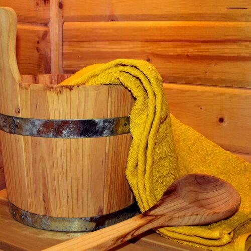 Wellness im Kurzurlaub auf Sylt. Sauna Equipment in einer Sauna.