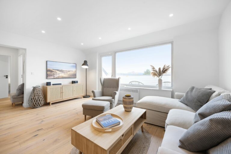 Wohnzimmer mit Sofa in Ferienwohnung Hörnum