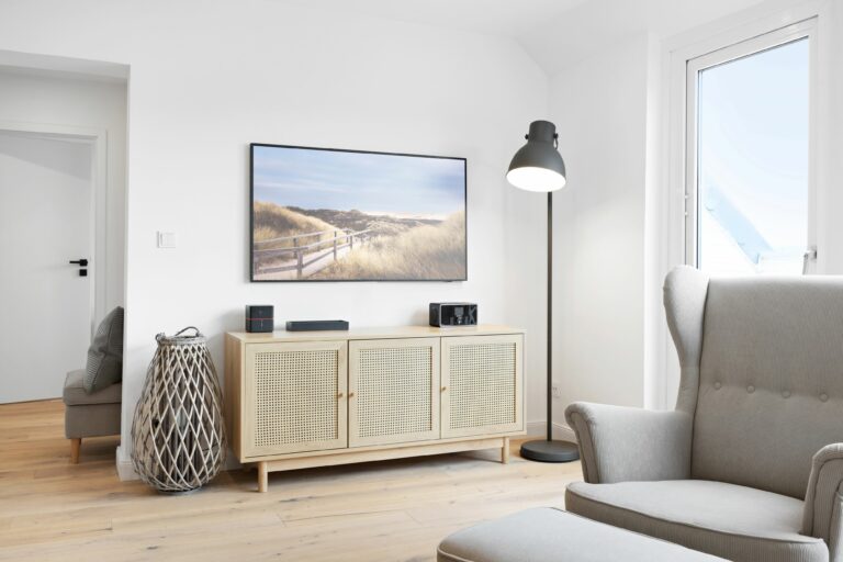 Wohnzimmer mit TV in Ferienwohnung Hörnum
