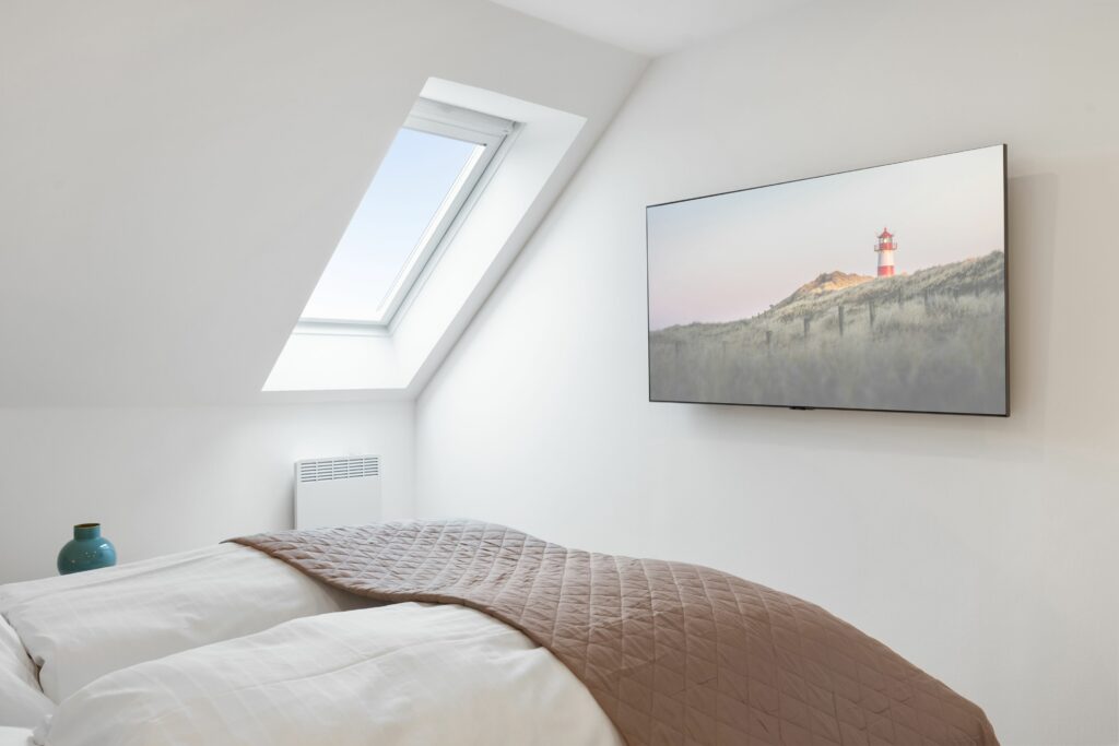 Schlafzimmer mit TV in Ferienwohnung Hörnum