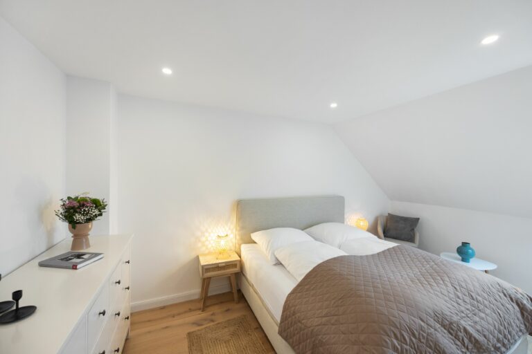 Schlafzimmer mit Doppelbett in Ferienwohnung Hörnum