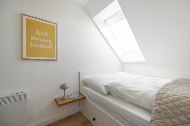 Einzelbett unter Dachschräge in Ferienwohnung Hörnum