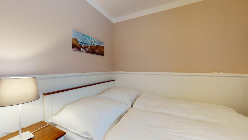 Schlafzimmer mit Doppelbett in Ferienwohnung Hörnum