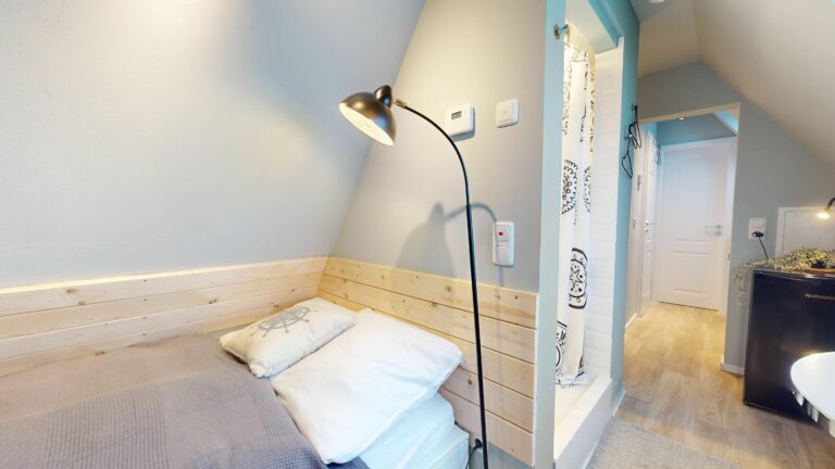Schlafzimmer mit Dusche in Ferienwohnung Hörnum