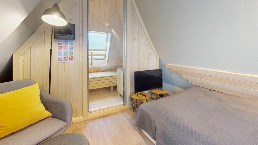 Schlafzimmer mit Doppelbett mit Sauna in Ferienwohnung Hörnum