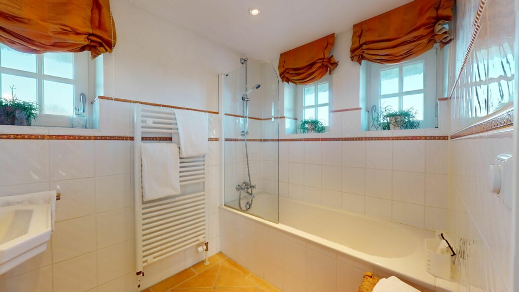 Badezimmer mit Badewanne in Ferienwohnung Hörnum