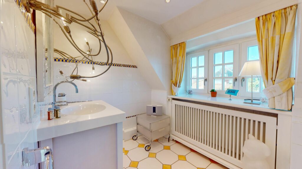 Badezimmer mit gelben Akzenten in Ferienwohnung Hörnum