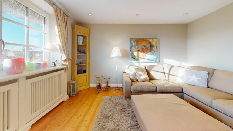 Wohnzimmer mit großer Wohnlandschaft in Ferienwohnung Hörnum