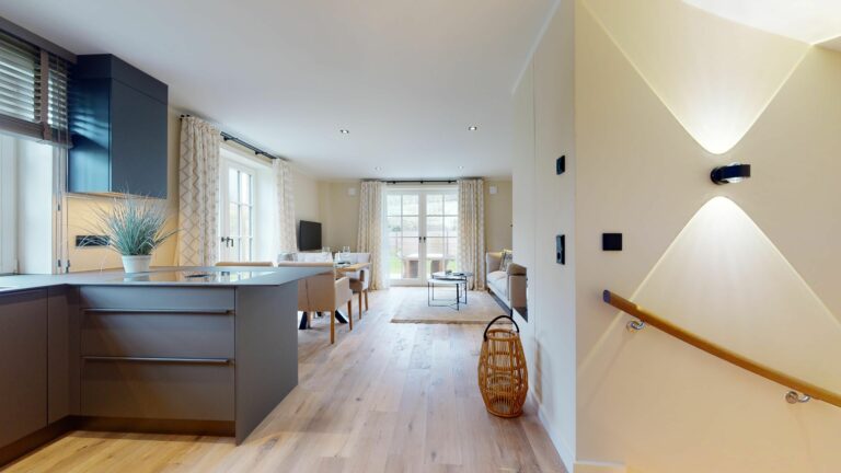 Offenes Helles Wohnzimmer mit Schwarzer Küchenzeile in Ferienwohnung Hörnum