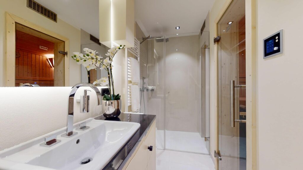 Modernes Badezimmer mit ebenerdiger Dusche und Sauna in Ferienwohnung Hörnum