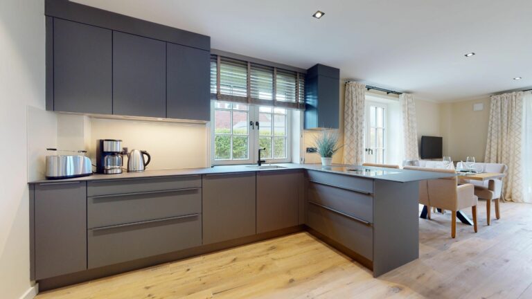 Schwarze Küche in Ferienwohnung Hörnum