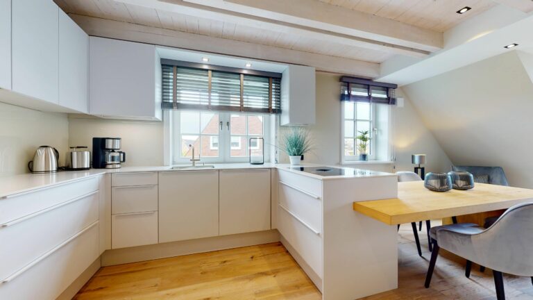 Offene Wohnküche mit Esstisch in Ferienwohnung Hörnum