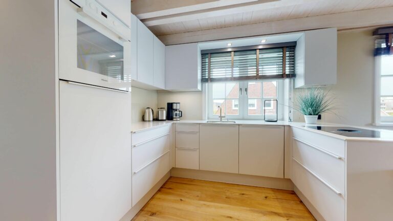 Weiße Küche mit moderner Ausstattung in Ferienwohnung Hörnum