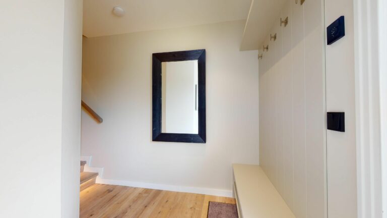 Flur mit Garderobe und Spiegel in Ferienwohnung Hörnum