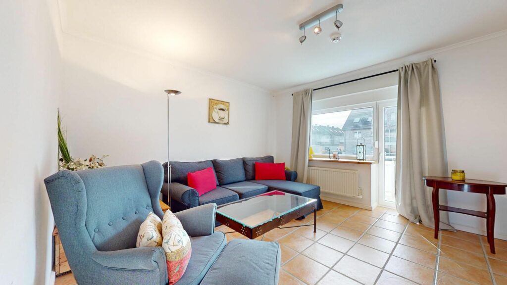 Wohnzimmer mit blauen Sofas in Ferienwohnung Hörnum