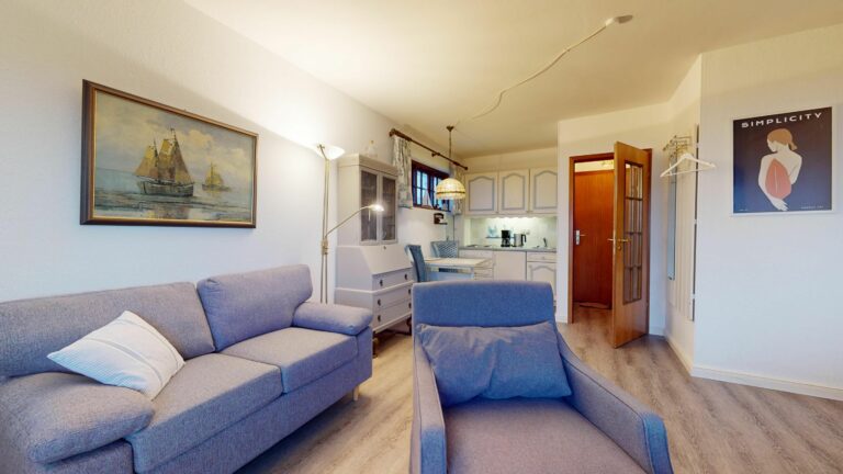 Altmodisches Wohnzimmer mit Sekretär in Ferienwohnung Hörnum